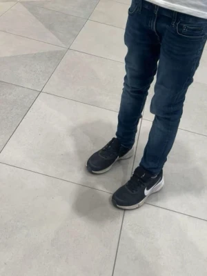 Mörkblå slim fit jeans - Snygga mörkblå slim fit jeans med klassisk femficksdesign och smal passform. Jeansen har en modern look och passar perfekt till sneakers eller boots. Perfekta för dig som gillar en stilren och trendig vardagsstil.