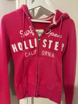 Hollister zip hoodie - Säljer min jätte fina hollister hoodie då den inte kommer till användning längre💕