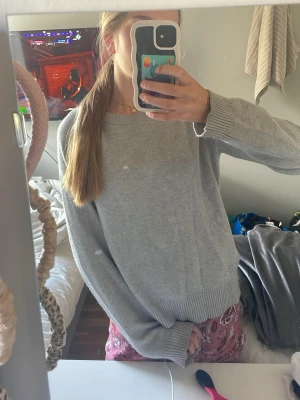 Ljusgrå oversized stickad tröja - Ljusgrå stickad tröja med rund hals och ribbade muddar vid ärmslut och nederkant. Tröjan har en oversized passform och är perfekt för att skapa en avslappnad look. Materialet ser ut att vara mjukt och bekvämt. Pirs kan diskuteras. Köpt för 290kr.