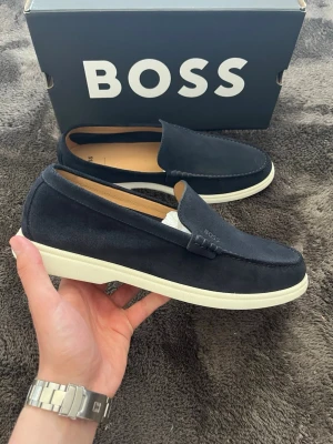 Loafers - Super snygga marinblå boss loafers i storlek 45, använda en gång som nya utan några direkta tecken på användning. Box och allt medföljer, nypris 2400kr mitt pris 1199kr. Hör av er vid frågor. Mvh Trend closet😊🙌
