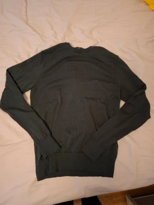 Mörkgrön stickad tröja från Uniqlo - Mörkgrön stickad tröja från Uniqlo i merinoull helt ny använd 1 gång ny kostar 499 mitt pris 429