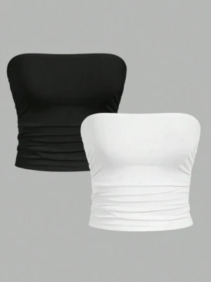 2-pack bandeau toppar svart och vit - Två bandeau toppar i svart och vitt, perfekta för layering eller sommarlooken. Tuberna är stretchiga och sitter tight mot kroppen med rynkade detaljer i sidorna. Enkla att matcha med jeans eller kjol för en clean och trendig stil.