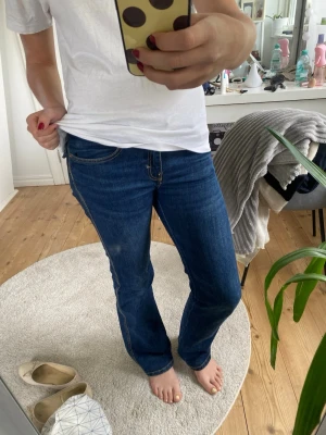 Mörkblå bootcut jeans från lager 157 - Lager jeans i storlek xs (passar mig som har 36-38 i jeans) dom har slitits i rumpan (se bild 3) som syns si sådär mycket.