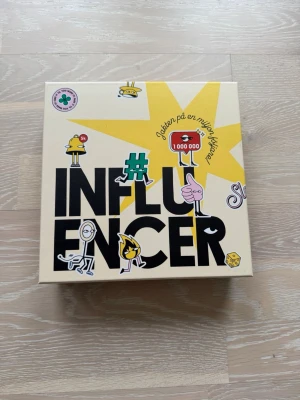 Sällskapsspel Influencer - Roligt sällskapsspel med influencer-tema där du tävlar om att bli störst på sociala medier. Spelet passar för 2-6 spelare. Endast använt en gång. Skriv vid minsta fundering🌸