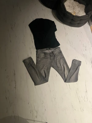 Replay - Snygga grå slim fit jeans från Replay med klassisk femficksdesign och dragkedjegylf. Jeansen har en tvättad look och är perfekta för dig som gillar en modern och avslappnad stil.