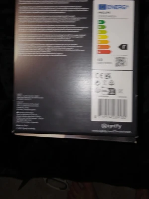 Philips Hue smart belysningssystem - Smart belysningssystem från Philips Hue. Styr lamporna via app eller röst, anpassa ljusstyrka och färgtemperatur. Kompatibel med olika smarta hem-system. Förpackningen är svart med bilder och energimärkning. Perfekt för dig som vill ha smart belysning hemma.