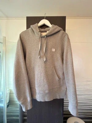 Acne Studios Hoodie - Acne Studios Hoodie, bra skick tyget är fortfarande mjukt alltså inte strävt och söndertvättad. Storlek small