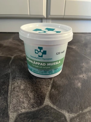 Svenska djurapoteket  - Grönläppad mussla ifrån Svenska Djurapoteket, öppnad förpackning men inget taget ur då hunden inte vill äta ta dom 