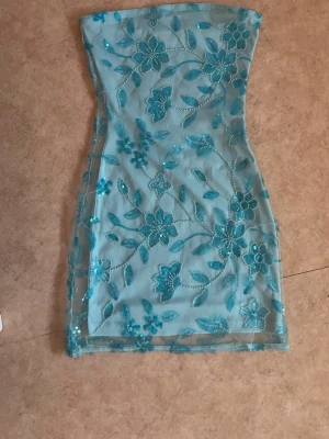 Peppermayo blå klänning - Vacker tight klänning från peppermayo! Använd en gång, tvättat o redo för att skickas. Måtten är ungefär 33 cm vid brösten o höften, längden pä hela är runt 60 cm <3 