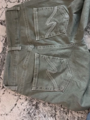 Gröna jeansss - Lite slitningar längst ner och dem har tappat färg och blivit vita men går att klippa bort :) säljer dem för att det blivit för stora !  
