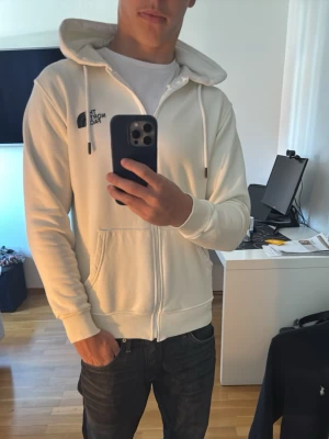 Vit hoodie från The North Face - Knappast använd står storlek M men känns som xs