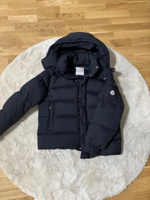 Moncler Vezere - En sprillans ny moncler vezere i storlek 2 som motsvarar M i storlek. För fler frågor tveka inte på att skriva! Jag är i mörk blå färg!!! Du får med påse och tag.