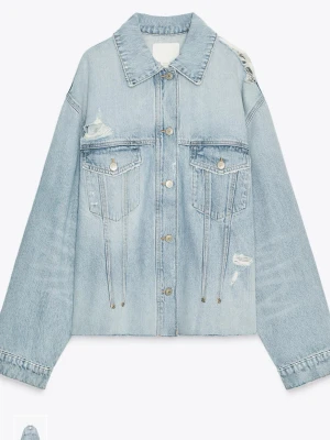 ljusblå jeansjacka - Trendig oversized jeansjacka i ljusblå denim. Från Zara superbra skick❤️ Säljer då jag har fler liknande 🥰🥰
