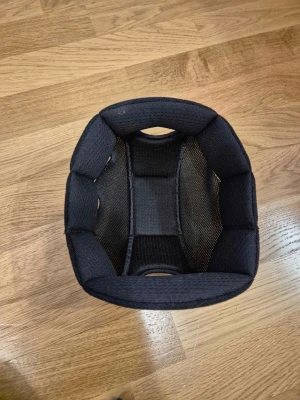 Liner till OneK Mips stl L (57-58) - Använd fåtalet gånger sedan tvättad. Lite dammig då den har legat i ett skåp.
