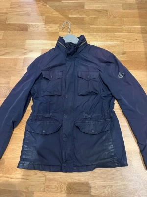 J Lindeberg field jacket - Snygg j lindeberg field jacket. Den är mörkblå och i använt skick men fortfarande riktigt snygg!