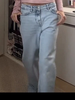 Ljusblå loose jeans ZARA - Endast använda 2 gånger. Säljer då ett par ljusblå jeans från zara med rak/baggy passform. Jeansen har klassisk femficksdesign och är tillverkade i denim med en avslappnad look. Perfekta för en trendig och bekväm stil.
