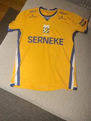 Gul IFK Göteborg matchtröja Craft - Gul matchtröja från IFK Göteborg med blå och vita detaljer, tillverkad av Craft. Tröjan har klubbmärke och sponsorloggor på bröstet samt nummer 8 på ryggen. Perfekt för fotbollsträning eller att bära på läktaren. Hör av dig vid funderingar eller med prisförslag 🤩