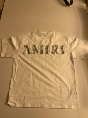 Säljer alla dessa märkes kläder för bra pris  - Kläderna passade inte mig så säljer alla dessa kläder och västar för bra pris och allt är äkta också såklart. Amiri t-shirtsen är medium,hoodien är small,västen är xs , jeansen är medium 