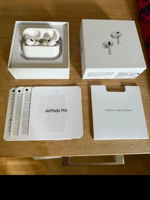 AirPods Pro 2 - Säljer AirPods Pro 2nd gen i mycket fint skick. Endast sparsamt använda och fungerar helt felfritt. Ljud, brusreducering och batteri är som de ska.  ✔ Nyskick ✔ Original Apple ✔ Inga problem eller defekter ✔ Rena och välskötta  Skickas snabbt 📦 Skriv om du undrar något!