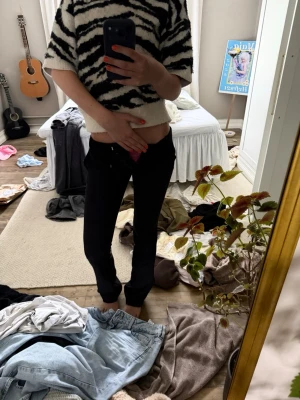 Svarta bootcut kostymbyxor med låg midja - Säljer ett par svarta bootcut kostymbyxor med låg midja. Jag är 175 och dom är perfekt långa för mig. (Vid snabbt köp kan priset sänkas)