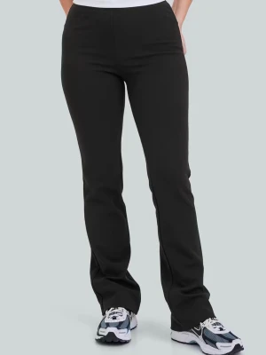 Svarta bootcut leggings - Säljer ett par svarta leggings med bootcut-modell och hög midja. De har en stilren look utan synliga fickor eller detaljer och är tillverkade i ett stretchigt material som sitter bekvämt. Perfekta för dig som gillar en enkel men trendig stil.