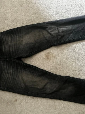 Svarta slim fit jeans  - Säljer nu dessa snygga jeans från Jack and Jones, i storlek 32/32 slim glenn. De har tagits väl hand om och passar riktigt bra till varenda outfit.