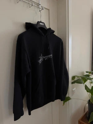 SAINT LAURENT HOODIE - Tvärfet SAINT LAURENT hoodie | Mycket bra skick | Storlek M | Kontakta vid intresse eller frågor | Kan gå ned i pris vid snabb affär |