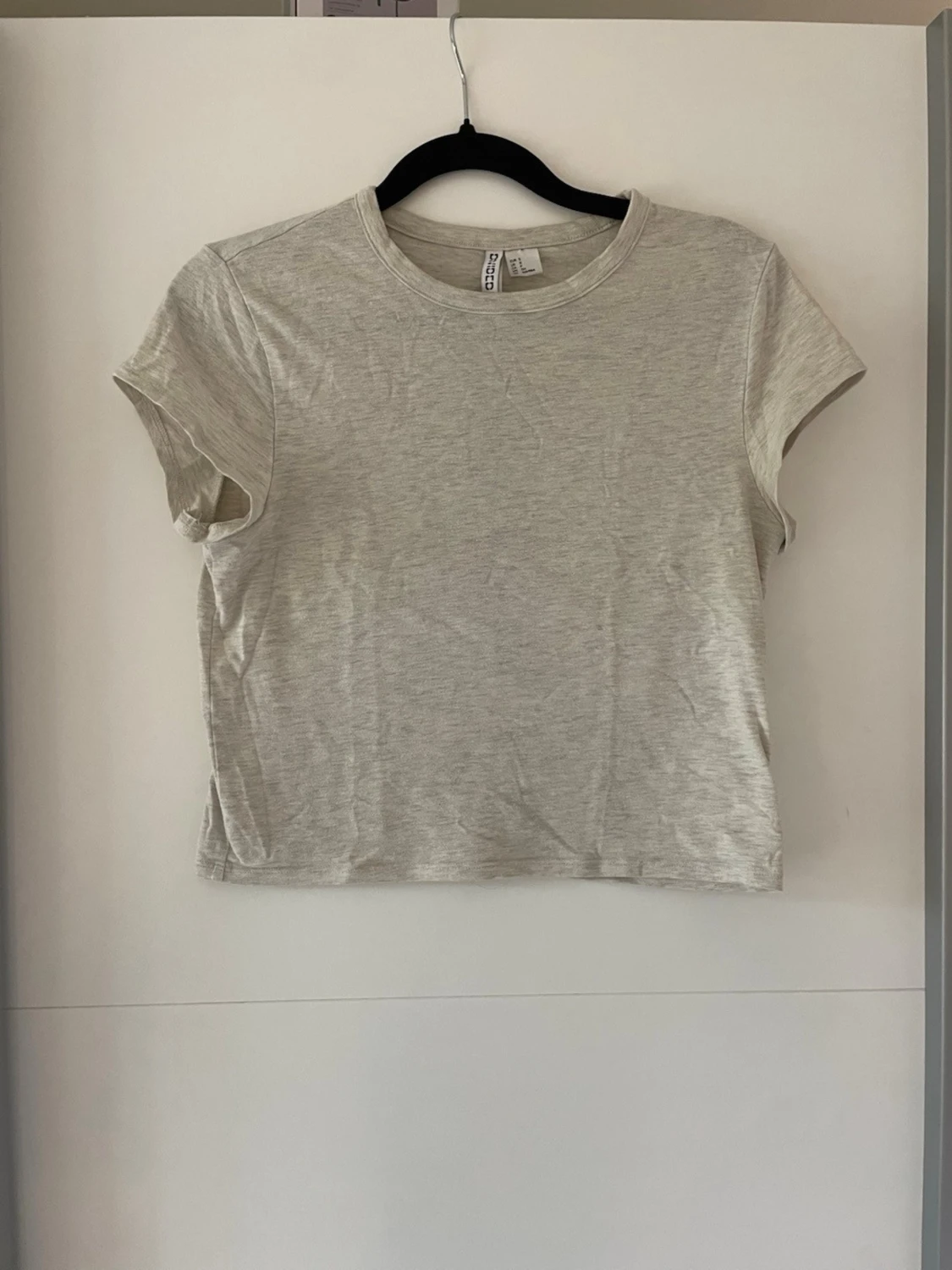 Ljusgrå croppad t-shirt