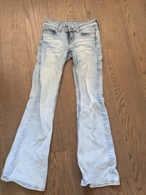 Cheap monday jeans - storlek 25/32, lågmidjade, är 167 och passar perfekt i längden, brukar ha storlek 32 i jeans