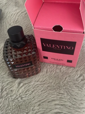 Valentino Donna Born In Roma Intense - 100ml helt nyi kartong testsprayad.    Billigare än andra undra varför, luktar väldigt bra och håller länge, väldigt bra kvalité, fraktas endast, pris diskuterbart