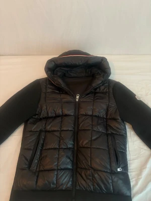 Moncler Pufferjacka  - Svart pufferjacka från Moncler med storlek M. Använd i bra skick ett par gånger. 