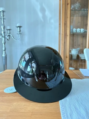 Helt ny kask kooki lady black shine ridhjälm! - Säljer denna hjälm från kask, aldrig använd vid ridning. Endast provad hemma. Skalet är storlek S och linern man får med är storlek 56. 🩷