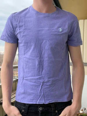 Ralph lauren T-shirts - Helt nya Ralph Lauren T-shirts i olika färger och storlekar, perfekta till sommaren. Nypris 1000kr  Rabatt vid köp av fler! 2 för 450 (spara 50kr) 3 för 550 (spara 200kr) 4 för 600 (spara 400kr)  Modellen på bilden är 190 och väger 85 men de är tts så välj den storlek ni brukar ha. 