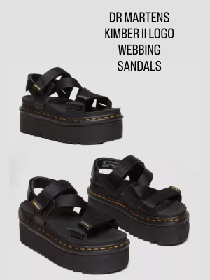 Dr Martens Kimber II platåsandaler - Snygga svarta platåsandaler från Dr Martens, modell Kimber II Logo Webbing. Sandalerna har breda remmar i textil med justerbara kardborrespännen och den klassiska gula sömmen runt sulan. Grov platåsula i gummi ger extra höjd och attityd.
