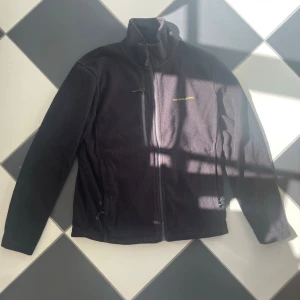Svart och gul poetic collective fleece  - Snygg och bekväm fleece från poetic collective köpt på junkyard för flera år sedan, varm och skön! Passar greker till mycket och kan vara skön nu på vår och sommarkvällen 