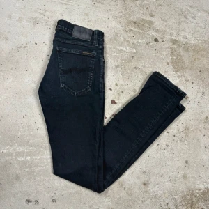 Nudie jeans, 29/32 - Säljer ett par svarta Nudie jeans, Storlek:29/34, Pris:350, skick:7-8/10, vid mått eller övriga frågor kontakta mig ⚜️