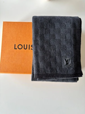 Louis Vuitton / LV HALSDUK - Säljer en otroligt snygg halsduk från Louis Vuitton. Halsduken är såklart äkta och köptes på butiken i Stockholm. Denna modell tillverkas inte längre. Halsduken är använd men i fint skick. Kommer med original box! 