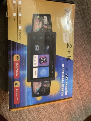 VCR Android Multimedia System - Säljer ett VCR Android Multimedia System med HD-skärm (1280x720px) och Android 11. Systemet har touchfunktion och är svart med rektangulär form. Perfekt för dig som vill ha smarta funktioner i bilen, som musik, navigation och appar.