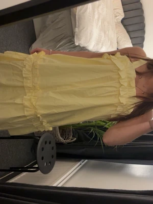 Gul volangklänning (Storlek - 13-14år 164cm) - Söt gul klänning med volangdetaljer och axelband. Storlek - 13-14år 164cm, själv är jag 156. Klänningen har en lös passform perfekt för varma dagar. Den är kort i modellen och har en luftig känsla.