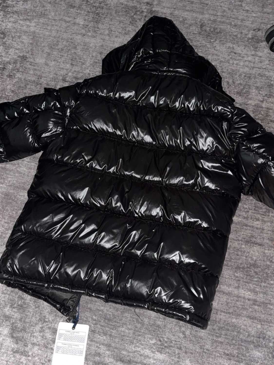 Svart dunjacka med huva från Moncler - 4