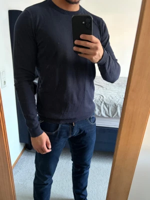 Tunn tröja mörkblå - Perfekt vardags tröja med rund hals och långa ärmar från ASOS i storlek S. Tillverkad i ett mjukt, tunt material som passar perfekt nu till våren. Perfekt för en clean och avslappnad look. Inga defekter! Bara att kontakta vid funderingar!🌟