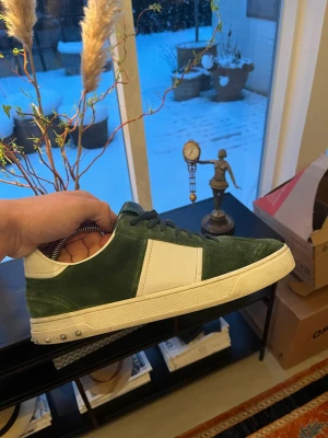 Valentino flycrews - Valentino flycrews! | Storlek 43! | 1 nit av! | Inga tillbehör bara skorna! | Inte många som dessa på marknaden! | Pris= 2799kr! | Pris kan diskuteras! Bara att skriva vid frågor! 