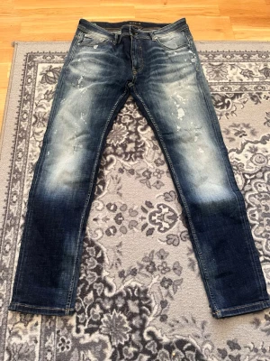 Blå slitna jeans från smog denim - Smog denim jeans perfekt nu tillvåren. Helt nya aldrig använda. Storlek 34/32.Hör av er om ni har frågar//Wille