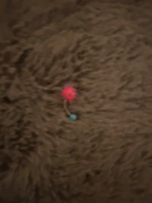 Piercingsmycke med rosa blomma - Unikt piercingsmycke med en liten rosa blomma och en blå kula. Snygg detalj till din piercing, perfekt för dig som gillar färgglada accessoarer. Metallstav med dekorativ blomformad topp.