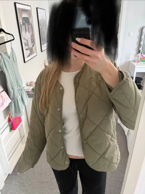  quiltad vår jacka - Super fin jacka ifrån Nelly! I fint skick💕