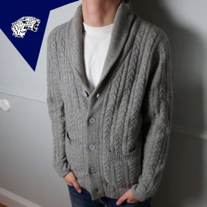 STICKAD CARDIGAN  - Go stickad cardigan, perfekt nu till vintern! | Skick: 8.5/10 | Strl: M | Modellen är 182 cm | Hör av dig vid intresse eller om du undrar någonting! OBS pris går att diskutera vid snabb affär✅