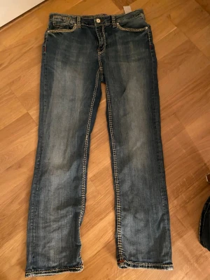 Snygga Soccx Denim jeans - Säljer ett par blå jeans med snygg broderi på fickorna och tydliga sömmar, klassisk femficksdesign. Helt nya och oanvända, endast prövat. Storlek w31 och L30, stretchiga material. Loose/straight fit jeans. Vid intresse eller frågor är det bara att skriva!! 💓 UPPE PÅ VINTED OCKSÅ!!