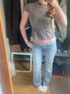 Stickad topp  - Tröja med knytband, super snygg💗 säljer då den inte längre kommer till användning., denna tröja passar antagligen dig som är strl S och M. FRÅGA OM MER BILDER OM DU TYCKER DET BEHÖVS💗💗