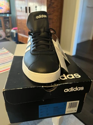 Adidas VL Court size 43 1/3 - Adidas skateboarding sneakers size 43 och 1 3dje del  Dessa är aldrig använda endast testade och har legat i garderoben och glömts bort köpta  Läder liknande material nånstans 2020-2021  Nypris var ca 1000kr  Såklart är dom äkta men kvittot går inte att få fram då det var så länge sedan😊