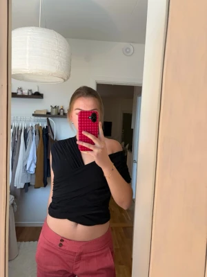 Massimo Dutti topp - Trendig svart croppad topp med oneshoulder-design och draperad effekt. Stretchigt material och går att ha på flera sätt. Aldrig använd. 